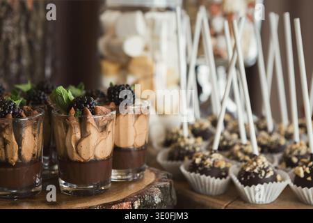 Schokoladendessert mit Sahne und brombeere Stockfoto