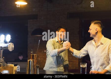 Zwei fröhliche Freunde treffen sich im Bierkneipe Stockfoto
