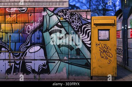 Nachtsicht, Mailbox, Mailbox, Graffiti, dreckig, schmutzig, Vandalismus, Stuttgart, Baden-Württemberg, Deutschland Stockfoto
