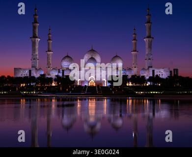 Reine weiße Eleganz und göttliche Gelassenheit in der herrlichen Scheich-Zayed-Moschee - wo Architektur, glaube und Schönheit perfekt aufeinander treffen Stockfoto