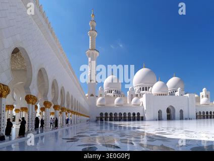 Reine weiße Eleganz und göttliche Gelassenheit in der herrlichen Scheich-Zayed-Moschee - wo Architektur, glaube und Schönheit perfekt aufeinander treffen Stockfoto