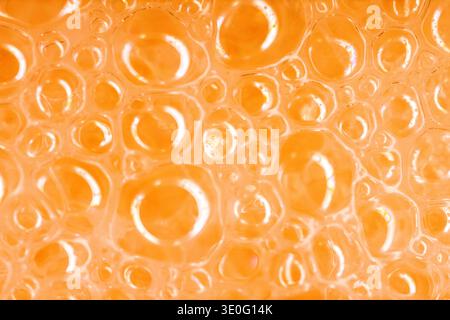 Blasen in pfirsichfarbener Farbe 2024. Schöner, attraktiver Hintergrund. Ultra-Makrofotografie Stockfoto