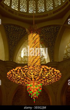 Reine weiße Eleganz und göttliche Gelassenheit in der herrlichen Scheich-Zayed-Moschee - wo Architektur, glaube und Schönheit perfekt aufeinander treffen Stockfoto