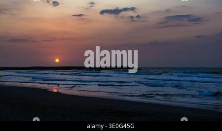 Bocagrande Strand bei Sonnenuntergang, Cartagena de Indias, Bolivar, Kolumbien. Stockfoto