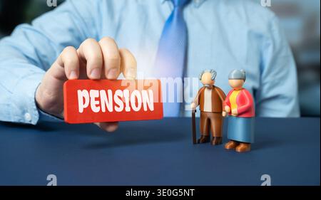 Wortrente und Rentnerfiguren. Altersvorsorge, finanzielle Stabilität, alternde Bevölkerung und sichere Zukunft nach dem Ruhestand. Finanzkontrolle Stockfoto
