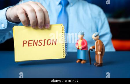 Notizen mit dem Wort Pension und Rentnerfiguren. Altersvorsorge, finanzielle Stabilität, alternde Bevölkerung und sichere Zukunft nach dem Ruhestand Stockfoto