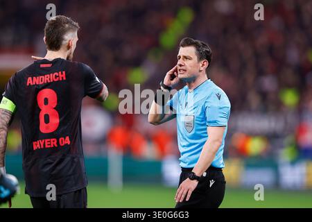 LEVERKUSEN, DEUTSCHLAND - 11. MÄRZ: Bayer Leverkusen Spieler Robert Andrich, Schiedsrichter Umut Meier beim Champions-League-Spiel zwischen Bayer Leverkusen und Arsenal am 11. März 2026 in Leverkusen. Stockfoto