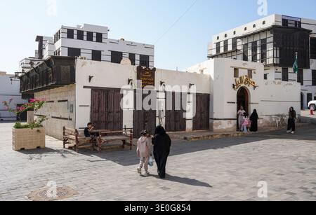 Straßenleben und traditionelle alte Häuser in Yanbu, Saudi-Arabien Stockfoto