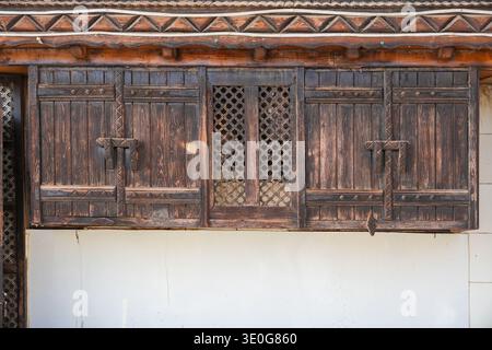 Holzfenster eines traditionellen alten Hauses in Yanbu, Saudi-Arabien Stockfoto