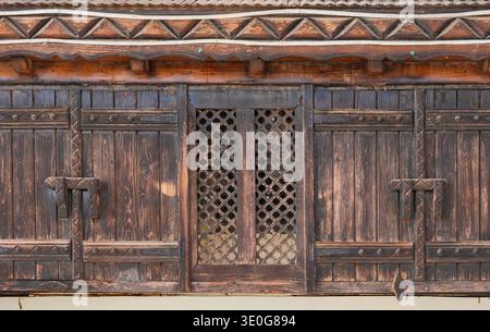 Holzfenster eines traditionellen alten Hauses in Yanbu, Saudi-Arabien Stockfoto