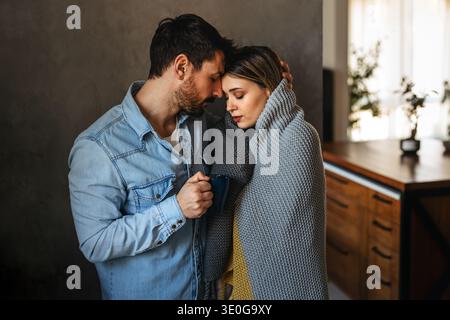 Einfrieren Mann und Frau, die an Erkältung oder Grippe Fieber leiden oder Probleme mit der Zentralheizung haben Stockfoto
