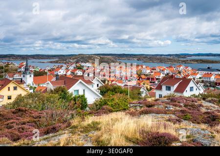 Panoramablick auf Gullholmen Archipel und Dorf vom Aussichtspunkt Lotsutkiken auf Härmanö in Bohuslän, Westküste Schwedens Stockfoto