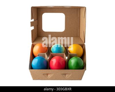 Gemalte bunte ostereier in Karton isoliert auf weißem Hintergrund. Verpackung für Supermarkt- oder Küchenaufbewahrung. Stockfoto