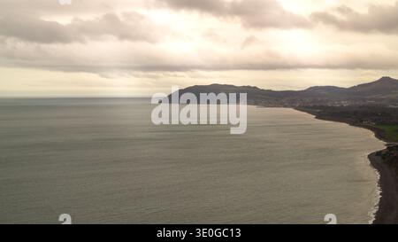 Luftaufnahme der irischen Küste in der Nähe von Wicklow Head Ireland Stockfoto