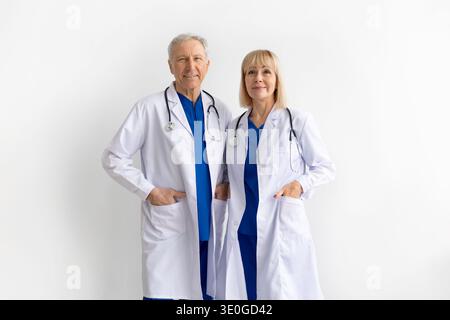 Porträt reifer Ärztinnen und Ärztinnen mit weißen Mänteln und Peelings Stockfoto