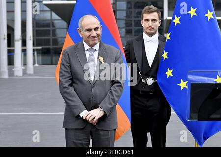 Nikol Pashinyan, Premierminister der Republik Armenien während der Einweihung eines Denkmals für das armenische Alphabet, wurde am 11. März 2026 im Europäischen Parlament in Straßburg, Frankreich, enthüllt. Die Skulptur mit dem Titel „Armatagir – die Macht des Dialogs“ wurde von der Republik Armenien als Zeichen des Dankes für die fortgesetzte und bedingungslose Unterstützung des Europäischen Parlaments installiert. Das Werk besteht aus Buchstaben des armenischen Alphabets. Roberta Metsola betonte, dass der Dialog der Eckpfeiler der Demokratie sei, der sich vereinigt und voranschreitet. Premierminister Nikol Pashinyan Re Stockfoto