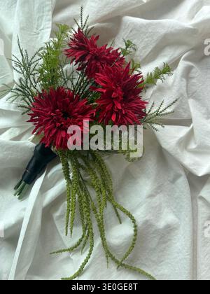 Rote Gerbera Blumen Blumenstrauß auf der Baumwolle Stockfoto