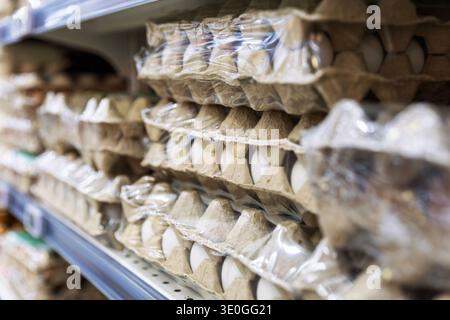 Hühnereikartons in Schutzfolie in Supermarktregalen Stockfoto