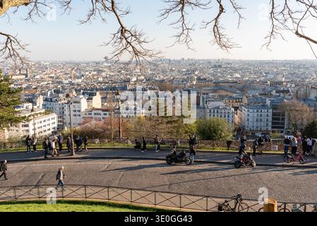 Paris, Frankreich, 03.04.2026. Blick auf Paris von Montmartre an einem sonnigen Tag. Stockfoto