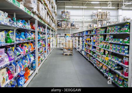 Waschmittel und Haushaltschemikalien werden in einem Supermarktgang ausgestellt Stockfoto