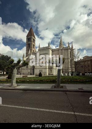 Historische Kirche Santa Maria la Antigua in Valladolid mit gotischen Türmen und Steinturm Stockfoto