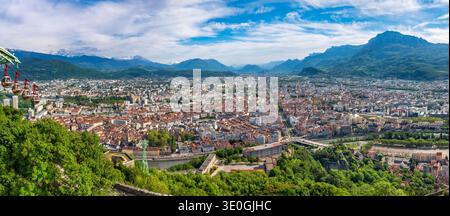 Erhöhter Panoramablick auf Grenoble. Sommerstadt mit Blick auf die französischen Alpen, Isere, Frankreich Stockfoto