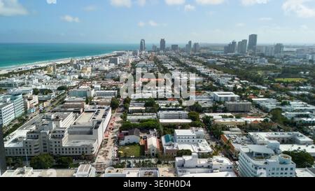 Luftaufnahme des städtischen Rasters von Miami Beach entlang der Atlantikküste Stockfoto