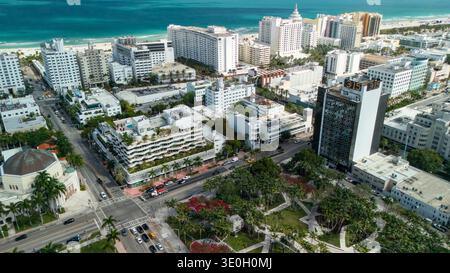 Blick aus der Vogelperspektive auf Strandhotels und Stadtblöcke von Miami Beach Stockfoto
