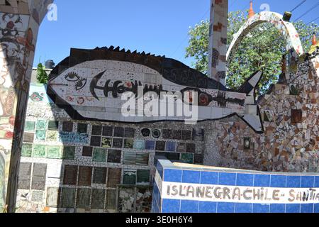 Dekorative Mosaikfischkunst an bunten Fliesenwänden im von Gaudi inspirierten kubanischen Kunstkomplex Stockfoto