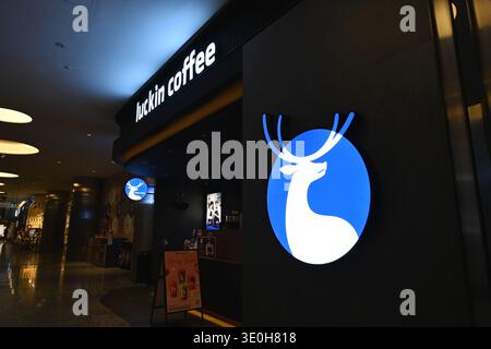 Singapur, 19. Februar 2026: Modernes Luckin Coffee Cafe mit beleuchtetem Logo im Einkaufszentrum Duo Galleria in Singapur. Die chinesische Kaffeekette ist bekannt für sie Stockfoto