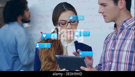 Tablet halten, Brille und Bluse tragen, Meeting im Büro mit Whiteboard führen, Likes. Team, Zusammenarbeit, Gerät, Diagramme, Analysen, E Stockfoto