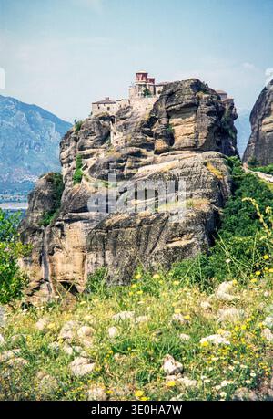 Das Kloster Varlaam aus byzantinischer Zeit thront auf einer massiven Sandsteinformation. Region Meteora in Zentralgriechenland, Europa 1972 Stockfoto