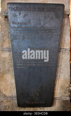 Lyon, frankreich. Dezember 2023. Metalltafel in vieux lyon, die ein traditionelles Traboule beschreibt, eine Fußgängerpassage, die Innenhöfe im Histo verbindet Stockfoto