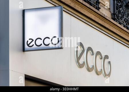 Schild und Logo vor einem Ecco Store. ECCO Sko ist ein dänischer Hersteller, der Schuhe und Lederaccessoires weltweit entwirft, herstellt und vertreibt Stockfoto