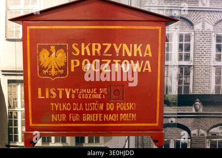 Ein alter roter polnischer Briefkasten aus der Zeit der Freien Stadt Gdańsk für Briefe nur nach Polen Stockfoto