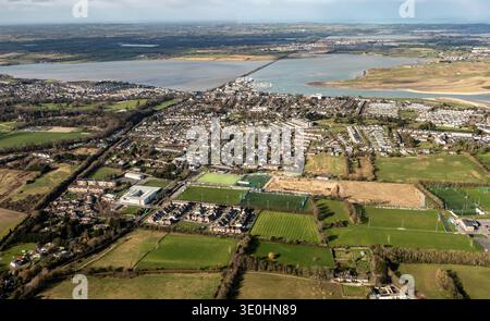 Luftaufnahme der Mündung von Malahide, Nord-Dublin, mit dem Eisenbahnviadukt, Wohnhäusern, Sportplätzen und der Küstenlandschaft. Stockfoto