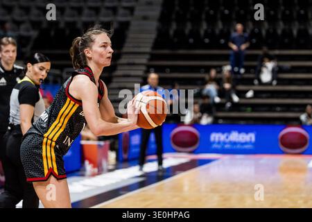 LYON-VILLEURBANNE, FRANKREICH - 12. MÄRZ: Britta Daub (19. MÄRZ) kontrolliert den Ball während des Qualifikationsturniers der FIBA Frauen-Weltmeisterschaft zwischen Philippinen (PHI) und Deutschland (GER) in der Astroballe am 2. Spieltag des Qualifikationsturniers der FIBA Frauen-Weltmeisterschaft am 12. März 2026 in Lyon-Villeurbanne. Stockfoto