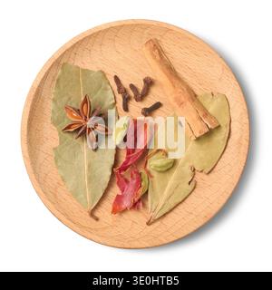 Ganze Biriyani Gewürze auf Holzschüssel isolierter weißer Hintergrund, Zimt, Sternanis und Muskatblüte, Bio ganze Gewürze in der Draufsicht, Gewürzmischung Stockfoto