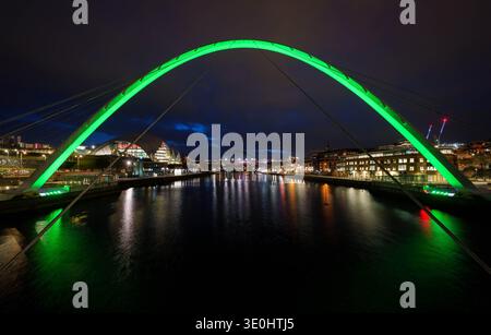 Allgemeine Ansicht der Gateshead Millennium Bridge in Newcastle, grün beleuchtet für den St. Patrick's Day im Rahmen der Global Greening Initiative von Tourism Ireland, symbolisiert die engen kulturellen Verbindungen zwischen Irland und dem Nordosten. Ausgabedatum: Donnerstag, 12. März 2026. Stockfoto