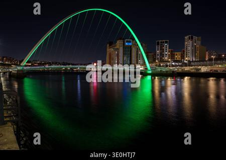 Allgemeine Ansicht der Gateshead Millennium Bridge in Newcastle, grün beleuchtet für den St. Patrick's Day im Rahmen der Global Greening Initiative von Tourism Ireland, symbolisiert die engen kulturellen Verbindungen zwischen Irland und dem Nordosten. Ausgabedatum: Donnerstag, 12. März 2026. Stockfoto