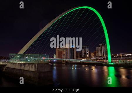 Allgemeine Ansicht der Gateshead Millennium Bridge in Newcastle, grün beleuchtet für den St. Patrick's Day im Rahmen der Global Greening Initiative von Tourism Ireland, symbolisiert die engen kulturellen Verbindungen zwischen Irland und dem Nordosten. Ausgabedatum: Donnerstag, 12. März 2026. Stockfoto