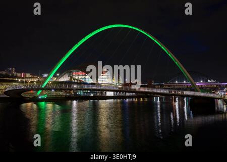 Allgemeine Ansicht der Gateshead Millennium Bridge in Newcastle, grün beleuchtet für den St. Patrick's Day im Rahmen der Global Greening Initiative von Tourism Ireland, symbolisiert die engen kulturellen Verbindungen zwischen Irland und dem Nordosten. Ausgabedatum: Donnerstag, 12. März 2026. Stockfoto
