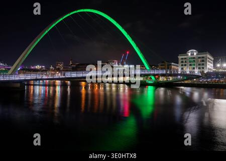 Allgemeine Ansicht der Gateshead Millennium Bridge in Newcastle, grün beleuchtet für den St. Patrick's Day im Rahmen der Global Greening Initiative von Tourism Ireland, symbolisiert die engen kulturellen Verbindungen zwischen Irland und dem Nordosten. Ausgabedatum: Donnerstag, 12. März 2026. Stockfoto