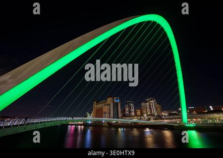 Allgemeine Ansicht der Gateshead Millennium Bridge in Newcastle, grün beleuchtet für den St. Patrick's Day im Rahmen der Global Greening Initiative von Tourism Ireland, symbolisiert die engen kulturellen Verbindungen zwischen Irland und dem Nordosten. Ausgabedatum: Donnerstag, 12. März 2026. Stockfoto