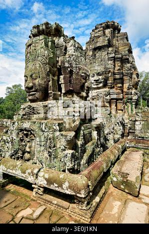 Besucher sehen die Steinwände von Avalokiteshvara am Bayon Tempel in Angkor Thom, Kambodscha, erbaut im 12. Jahrhundert von König Jayavarman VII Stockfoto