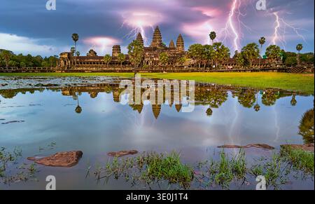 Blitzschlag über Angkor Wat in Siem Reap, Kambodscha. Der Tempel ist im Wasser unter einem stürmischen Himmel sichtbar. Stockfoto