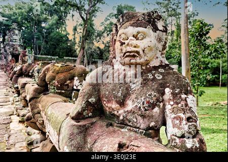 Eine alte Steinstatue steht am Eingang eines Tempels in Angkor Thom, Kambodscha. Stockfoto