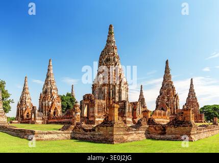 Historische Tempelruinen des Wat Chaiwatthanaram in Ayutthaya, Thailand. Antike buddhistische Architektur und berühmtes Wahrzeichen des historischen Ayutthaya Stockfoto