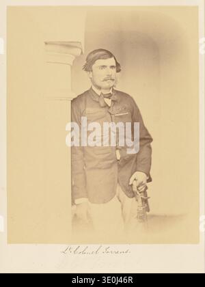 Dieser Vintage-Albumenabdruck aus den 1850er Jahren, aufgenommen von Felice Beato, stellt Lieutenant-Colonel Torrens dar. Das Foto zeigt den Offizier stehend, formell gekleidet, mit der Hand auf einem Schwert, was den stoischen Porträtstil der Epoche widerspiegelt. Stockfoto