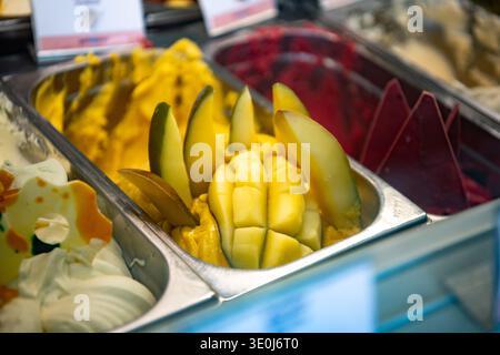 Obsteis in einem modernen Eiscafé auf der Straße in Barcelona, Spanien Stockfoto